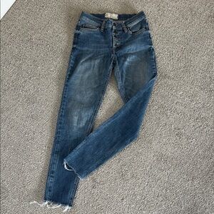 Cute! FREE PEOPLE Jeans in Sz.25.Button fly with frayed ankle.Good Condition.